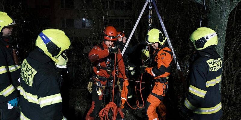 Einsatzkräfte der Feuerwehr sind am Unglücksort im Prager Stadtteil Petrovice im Einsatz. - Foto: --/HZS Praha/dpa