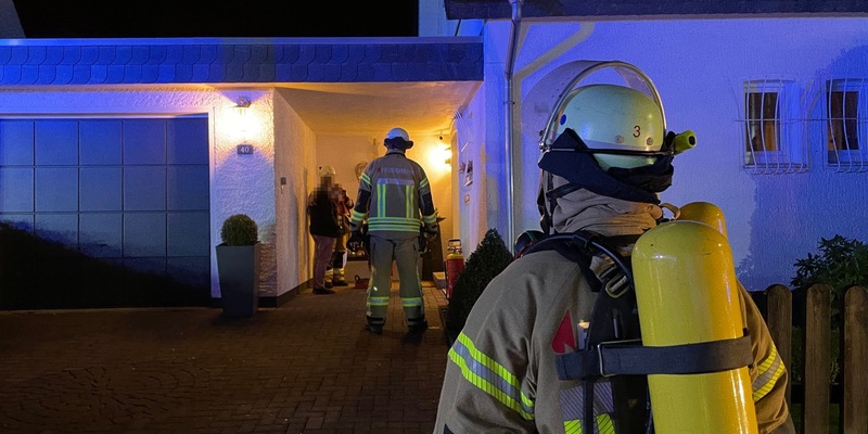 FF Bad Salzuflen: Defekte Gasleitung sorgt für Feuerwehreinsatz in der Straße Am Steinbrink / Bewohner können sich noch vor Eintreffen der Einsatzkräfte unverletzt in Sicherheit bringen - Foto: presseportal.de