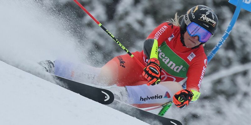 Die Schweizerin Lara Gut-Behrami jubelt im Zielraum. - Foto: Marco Trovati/AP/dpa