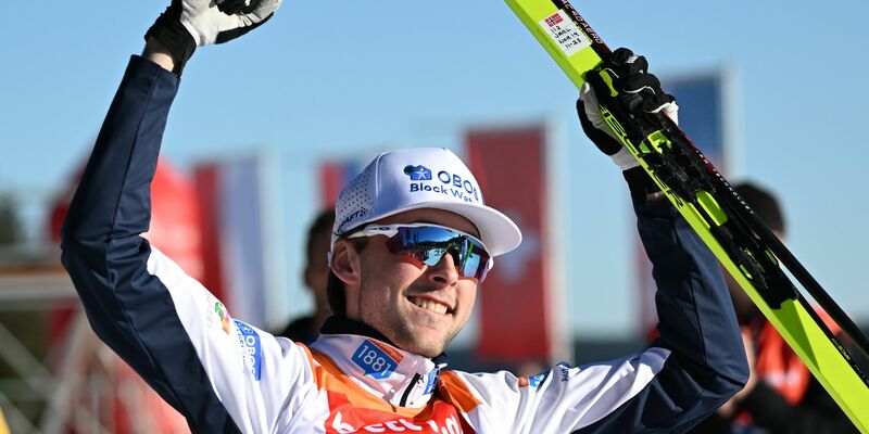 Der Norweger Jarl Magnus Riiber freut sich in Otepää über den Sieg. - Foto: Bernd Weißbrod/dpa