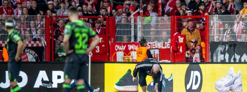 Das Spiel 1. FC Union Berlin gegen den VfL Wolfsburg wurde länger unterbrochen, nachdem Fans Tennisbälle auf den Rasen geworfen hatten. - Foto: Andreas Gora/dpa