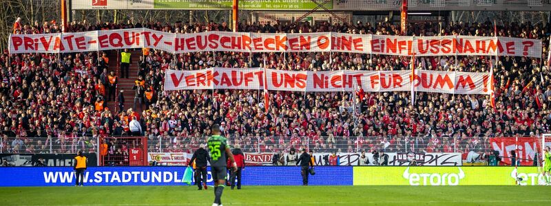 Auch mit Bannern zeigten die Union-Fans ihre Meinung zum möglichen Einstieg eines Investors. - Foto: Andreas Gora/dpa