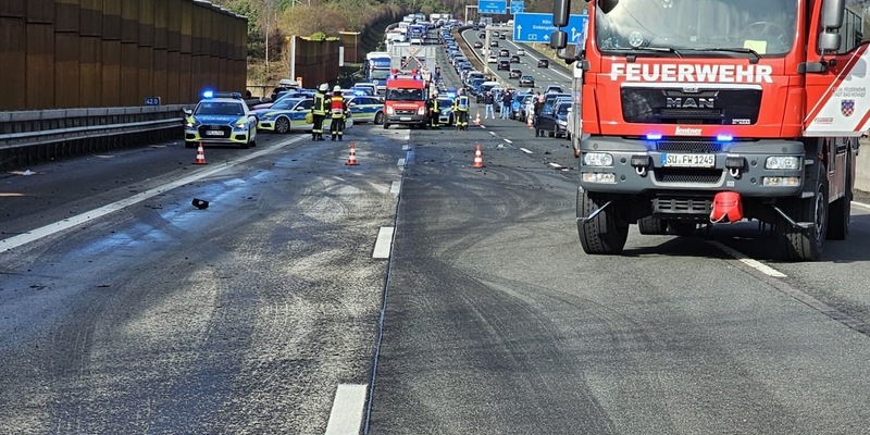 FW Bad Honnef: Verkehrsunfall auf der A3: PKW kollidierte mit Bus - Foto: presseportal.de