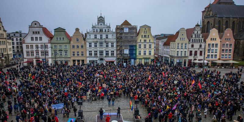 Die Demonstration in Rostock läuft unter dem Motto «Nie wieder ist jetzt - alle zusammen gegen den Faschismus». - Foto: Jens Büttner/dpa
