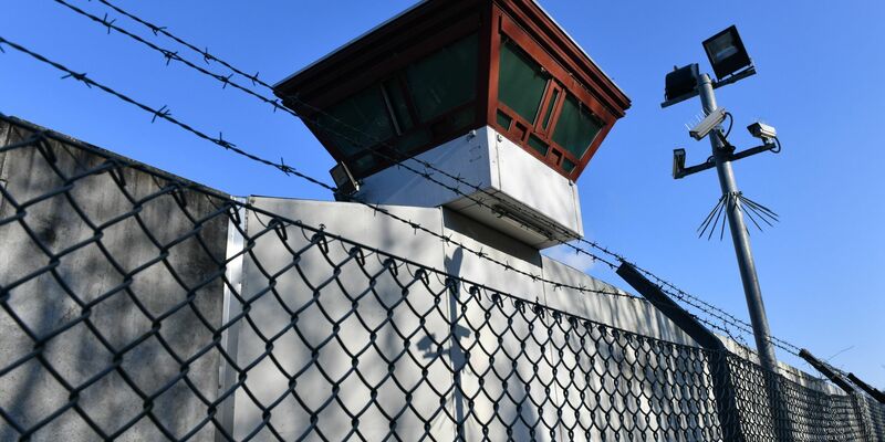 Nach Angaben der Justizverwaltung wurden dem Straftäter seit dem Jahr 2005 regelmäßig Ausgänge gewährt. - Foto: Paul Zinken/dpa