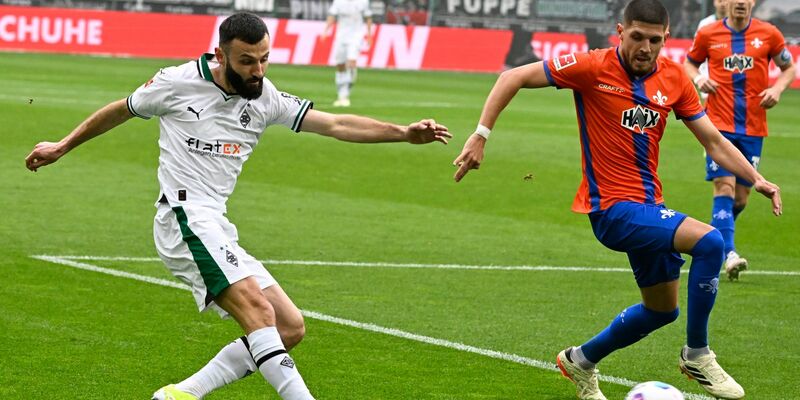 Der Gladbacher Frank Honorat (l) kommt gegen Emir Karic zum Flanken. - Foto: Roberto Pfeil/dpa