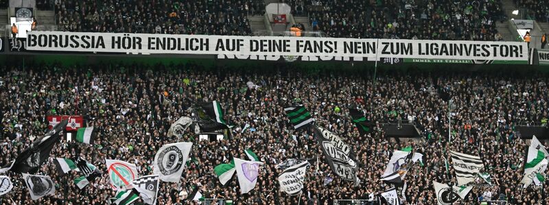 Auch in Gladbach protestierten die Borussias Fans. - Foto: Roberto Pfeil/dpa