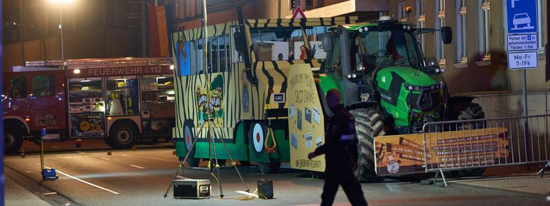 Polizeibeamte sichern Spuren an dem Karnevalswagen. - Foto: Thomas Frey/dpa