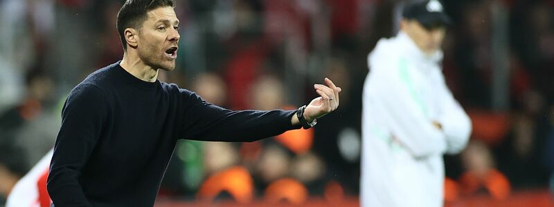 Leverkusen-Coach Xabi Alonso (l) gewann damit auch das Trainer-Duell mit Tuchel. - Foto: Rolf Vennenbernd/dpa