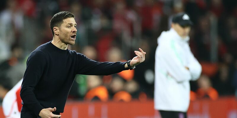 Fußball: Leverkusens Trainer Xabi Alonso wird bei der Pressekonferenz nach dem Spiel von seinen Spielern mit Bier übergossen. Leverkusen gewinnt die Deutsche Meisterschaft. - Foto: Rolf Vennenbernd/dpa