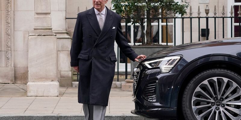 König Charles ist seit mehr als einem Jahr britischer Monarch, nachdem seine Mutter Königin Elizabeth II. im September 2022 gestorben war. - Foto: Alberto Pezzali/AP/dpa