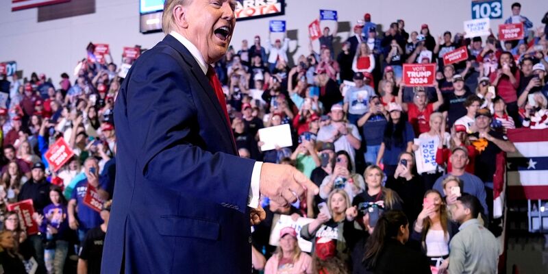 Donald Trump äußert sich zu möglichen weiteren Russland-Sanktionen. - Foto: Manuel Balce Ceneta/AP/dpa