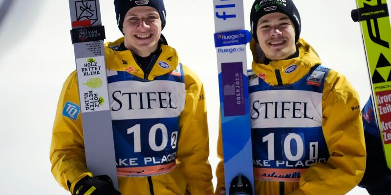 Andreas Wellinger (l) und Philipp Raimund aus Deutschland belegen beim Super-Team-Event in Lake Placid den zweiten Platz. - Foto: Robert F. Bukaty/AP/dpa