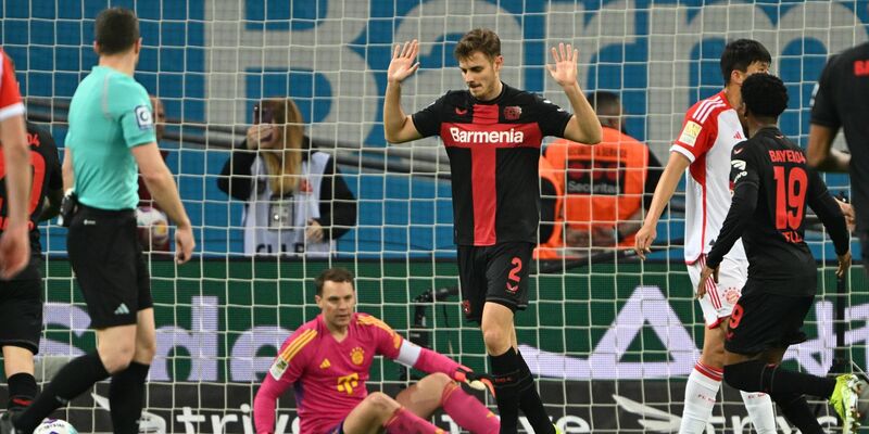 Als Josip Stanisic sein erst zweites Tor in der Fußball-Bundesliga erzielte, wirkte es so, als tue es ihm leid. - Foto: Federico Gambarini/dpa