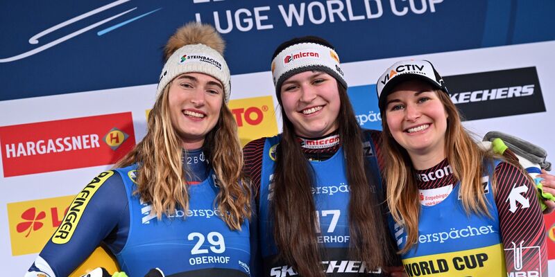 Die Österreicherin Madeleine Egle (l), Merle Fräbel (M) und Julia Taubitz (r)bei der Flower Ceremony. - Foto: Martin Schutt/dpa