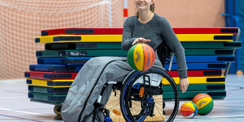 Dank einer computergesteuerten Gelenkorthese kann Sina Wiedemeier kurze Strecken gehen. - Foto: Sina Schuldt/dpa