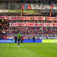 Fanproteste beim Zweitliga-Spiel 1. FC Magdeburg - SC Paderborn. (Archivfoto) - Foto: Andreas Gora/dpa