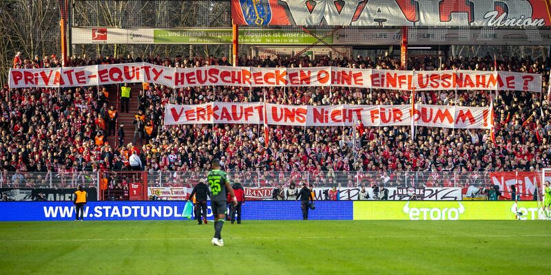Fanproteste beim Zweitliga-Spiel 1. FC Magdeburg - SC Paderborn. (Archivfoto) - Foto: Andreas Gora/dpa