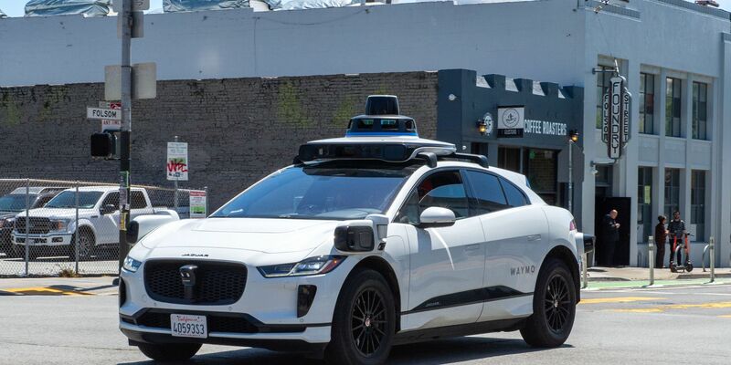 Ein selbstfahrendes Auto der Google-Schwesterfirma Waymo ist im Straßenverkehr von San Francisco unterwegs. - Foto: Andrej Sokolow/dpa