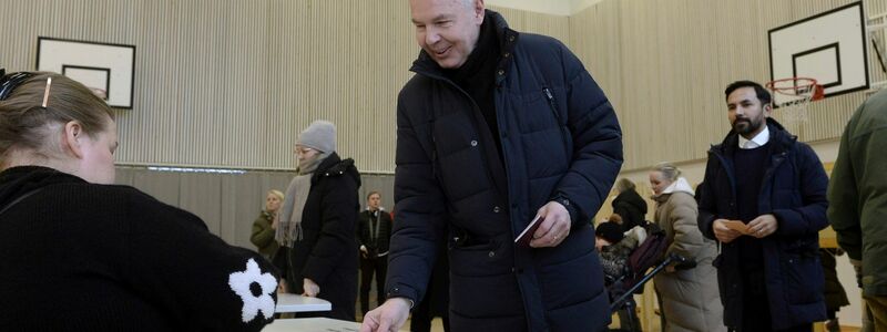 Präsidentschaftskandidat Pekka Haavisto gibt seine Stimme in Helsinki ab. - Foto: Mikko Stig/Lehtikuva/AP/dpa