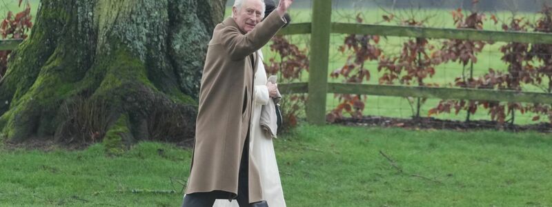 König Charles und Königin Camilla (verdeckt) auf dem Weg zum Sonntagsgottesdienst in Sandringham, Norfolk. - Foto: Pa/PA Wire/dpa