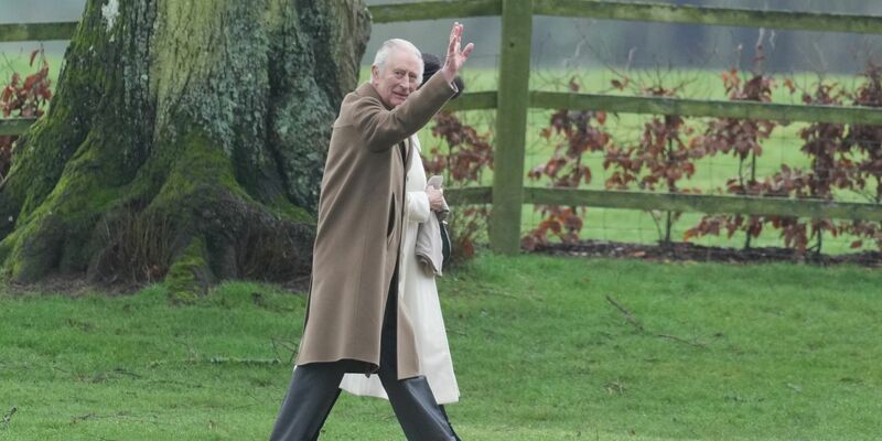König Charles III. und Königin Camilla verlassen Mitte Februar einen Sonntagsgottesdienst in der St. Mary Magdalene Church. - Foto: Pa/PA Wire/dpa