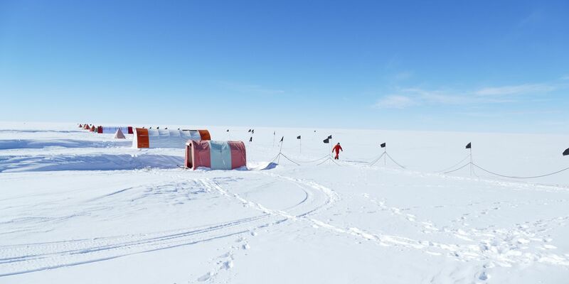Bohr- und Wohnzelte einer Expedition am Skytrain Ice Rise in der Westantarktis. - Foto: Eric Wolff/dpa