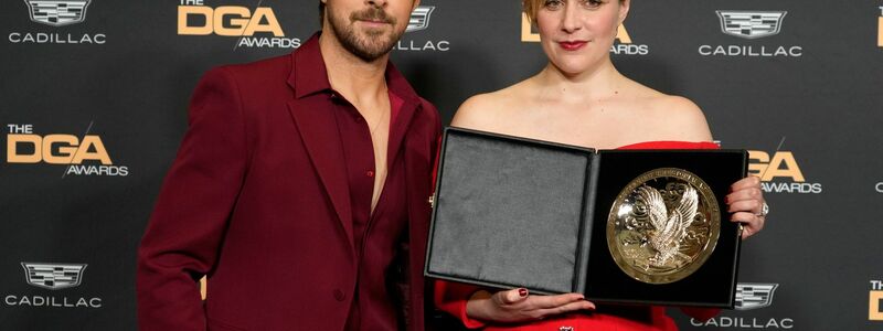 Ryan Gosling (l) mit «Barbie«-Regisseurin   Greta Gerwig bei den Directors Guild of America Awards (DGA) Awards. - Foto: Chris Pizzello/Invision/AP/dpa