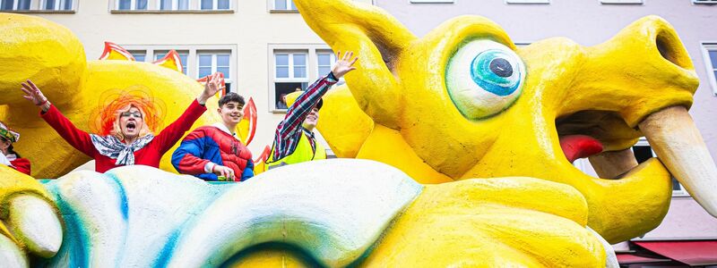 Motivwagen beim Karnevalsumzug «Schoduvel» in Braunschweig. - Foto: Moritz Frankenberg/dpa
