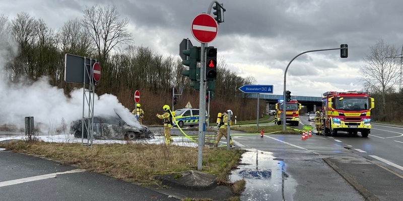 FW Ratingen: Fahrzeugbrand und parallele Einsätze - Foto: presseportal.de