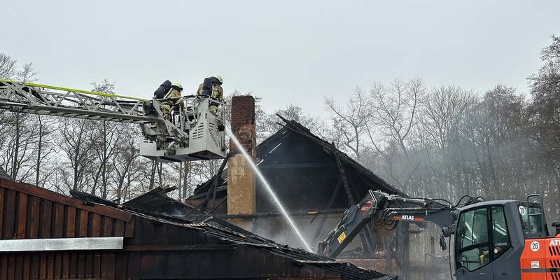 FW Osterholz-Scharm.: Landwirtschaftliches Gebäude von Vollbrand - Feuerwehr kann Übergreifen auf Wohnhaus in letzter Minuten verhindern - Foto: presseportal.de