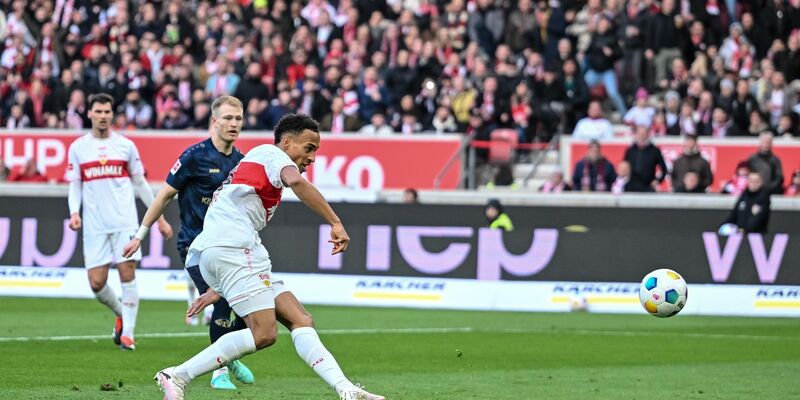 Stuttgarts Jamie Leweling erzielt das 2:0. - Foto: Harry Langer/dpa