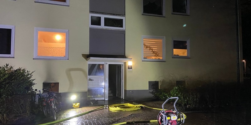 FW Hannover: Kellerbrand in Bothfeld: Feuerwehr verhindert Ausbreitung - Foto: presseportal.de