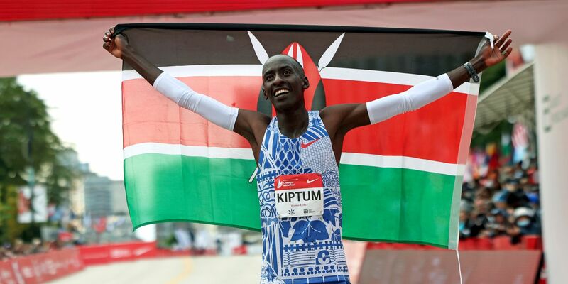 Kelvin Kiptum aus Kenia feierte seinen Weltrekordsieg beim Chicago-Marathon. - Foto: Eileen T. Meslar/Chicago Tribune via AP/dpa