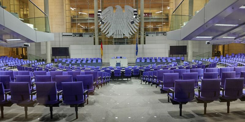 Kanzler Olaf Scholz (r.) und seine Koalition haben ihr «Sicherheitspaket» durchgebracht. - Foto: Joerg Carstensen/dpa