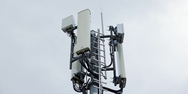 Ein Mobilfunksendemast: Die Telekommunikationsanbieter sind von dem Minderungsrecht wenig begeistert. - Foto: Rolf Vennenbernd/dpa