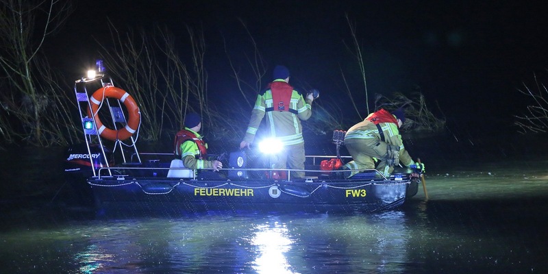 FW Dresden: PKW rollt in die Elbe und geht unter - Foto: presseportal.de
