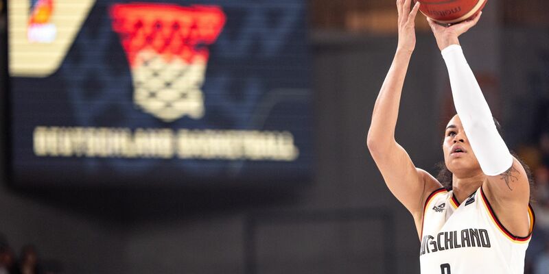 Mit dem Korbleger von Satou Sabally knapp eine Minute vor Spielende war das Paris-Ticket gesichert. - Foto: Axel Heimken/dpa