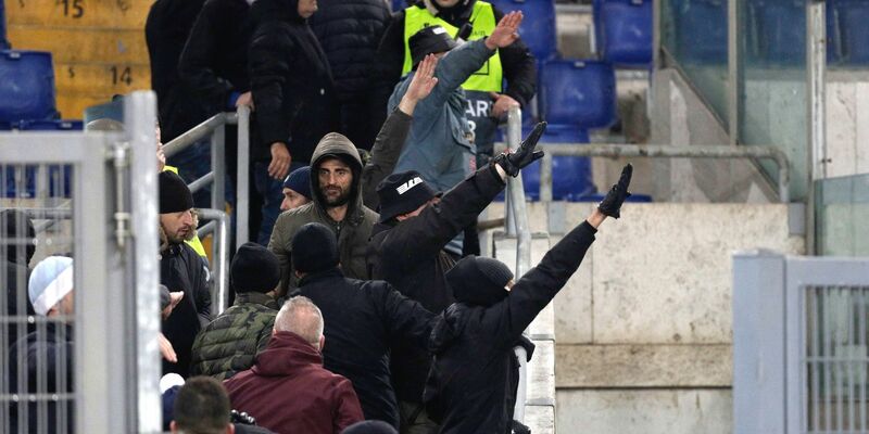 Die Anhängerschaft von Lazio hat sich in Europas Fußball über Jahrzehnte hinweg einen Ruf als rechte Krawallmacher erarbeitet. - Foto: Gregorio Borgia/AP/dpa