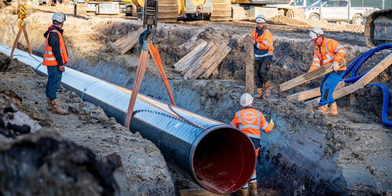 Rohre für eine Anbindungsleitung ans deutsche Gasnetz werden verlegt: Nach Angaben der Bundesnetzagentur sparte Deutschland Ende 2023 viel Gas. - Foto: Sina Schuldt/dpa