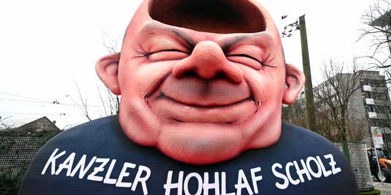 Die Bundestagswahlen finden wenige Tage vor dem Straßenkarneval - hier beim Rosenmontag in Düsseldorf - statt (Illustration) - Foto: Federico Gambarini/dpa