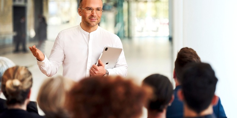 Die Ansprüche der jungen Generation - Psychologe erklärt, wie Unternehmen die Gen Z als engagierte Mitarbeiter gewinnen - Foto: presseportal.de