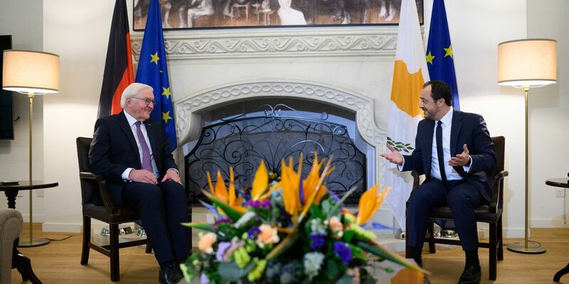 Bundespräsident Steinmeier und der zyorische Präsident Nikos Christodoulides in Nikosia. , Steinmeier besucht das Land 20 Jahre nach dessen Beitritt zur Europäischen Union und 50 Jahre nach der Teilung der Insel. - Foto: Bernd von Jutrczenka/dpa