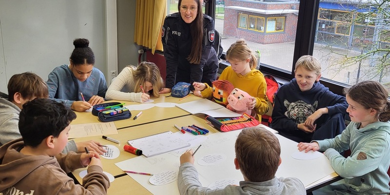 POL-NI: Projekttage Cybermobbing / Die Polizei ist am Schulzentrum Hoya - Foto: presseportal.de