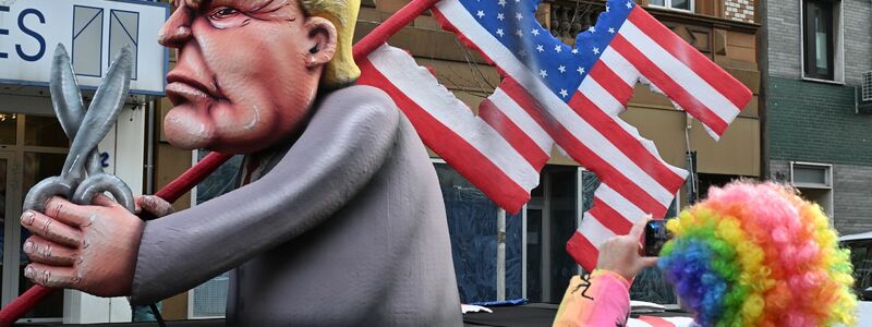 Bei Wagenbauer Jacques Tilly hat Donald Trump aus der US-Flagge ein Hakenkreuz geschnitten. - Foto: Federico Gambarini/dpa