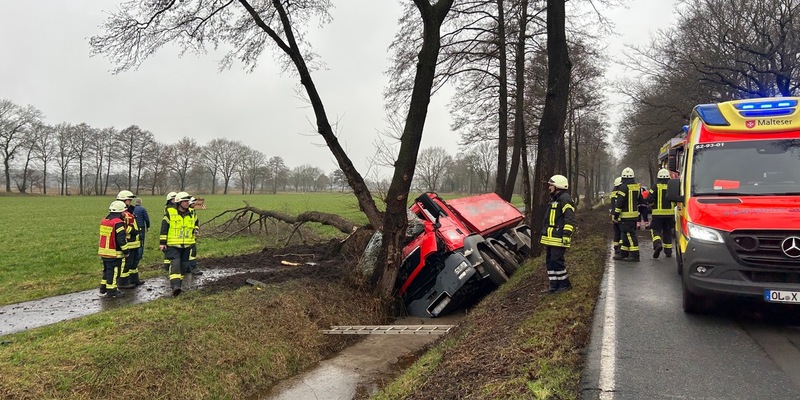 FW-OLL: Schwerer Verkehrsunfall in Hatten: Lkw prallt gegen mehrere Bäume und kippt in Graben - Foto: presseportal.de