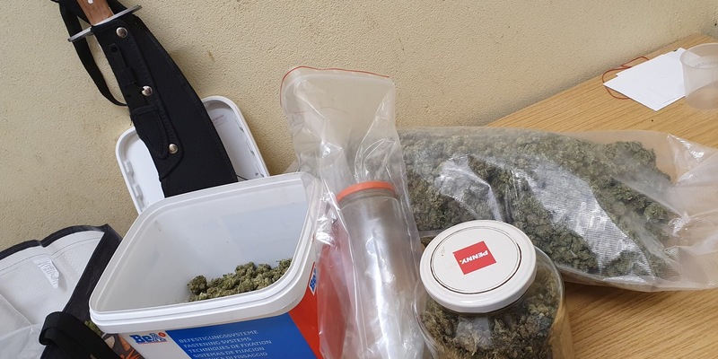 POL-STD: Einbrecher in Stader Kfz-Handel, Unbekannte Einbrecher auf Baustelle in Drochtersen, Drogen und Messer bei Durchsuchung in Kutenholz sichergestellt - Foto: presseportal.de