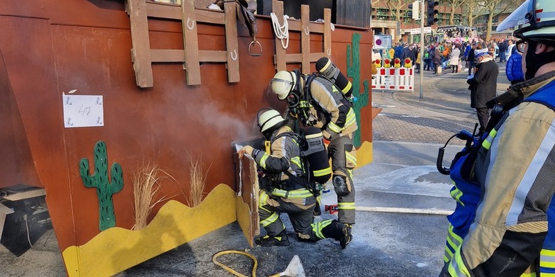 FW Bocholt: Feuerwehr löscht Entstehungsbrand an Karnevalswagen - Foto: presseportal.de