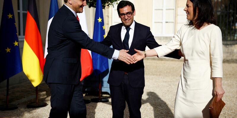 Treffen in La Celle Saint-Cloud: Annalena Baerbock und ihre Amtskollegen aus Frankreich, Stephane Sejourne (M), und Polen, Radoslaw Sikorski. - Foto: Sarah Meyssonnier/RTR POOL/AP/dpa