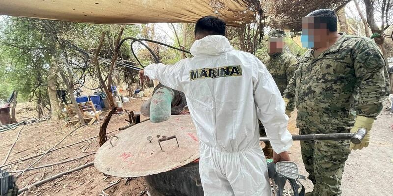 Soldaten inspizieren das Lager zur Produktion von synthetischen Drogen im Bundesstaat Sonora. - Foto: -/Armee von Mexiko/dpa